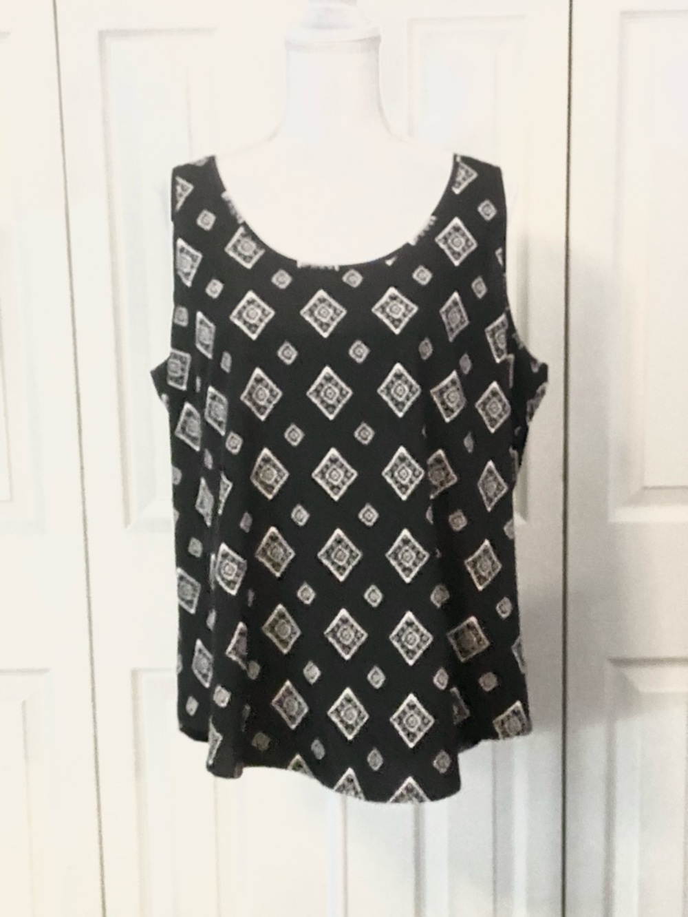 Black & White Diamond Print Sleeveless Top